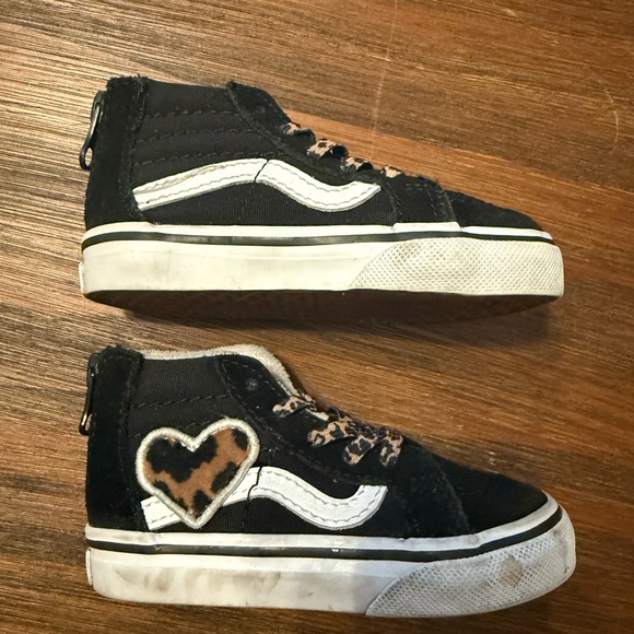 Toddler Girl VANS with Leopard Print and Heart and Back Zip Closure, size 5 - Picture 4 of 9